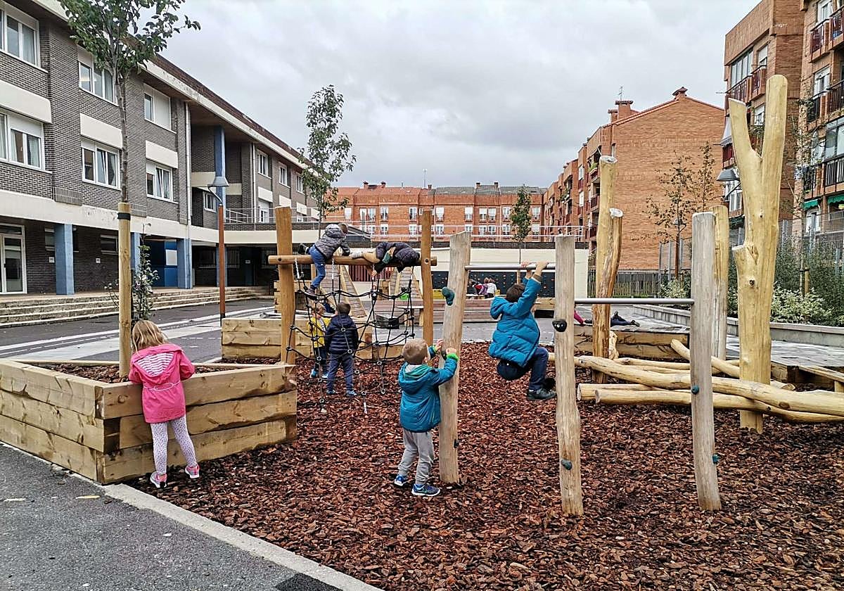 Un grupo de niños se divierte en un centro educativo de Zumaia.