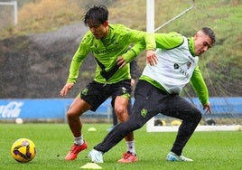 Barrenetxea y Kubo, durante el entrenamiento de este jueves bajo la lluvia en Zubieta