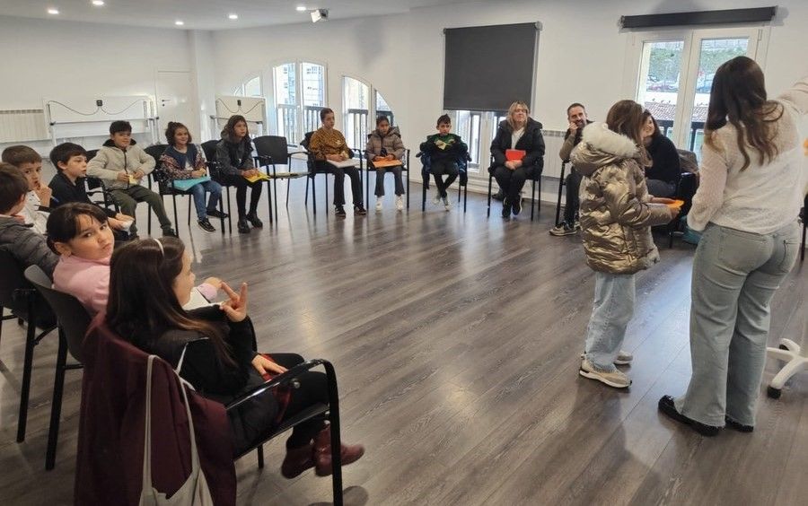 Representantes municipales con el alumnado que integra el Consejo de Infancia en la primera reunión de este curso.