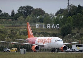 Avión de EasyJet en la pista del aeropuerto bilbaíno.