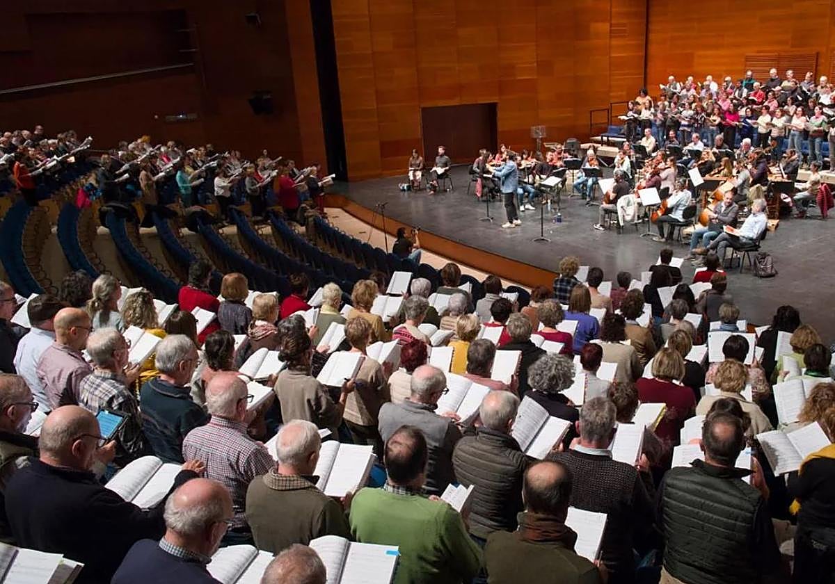 Más de 250 voces ensayaron el 'Mesías participativo'.