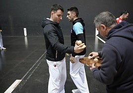 Ander Imaz y Peio Etxeberria son rivales este viernes en el Madalensoro de Oiartzun.