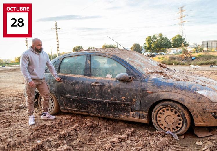 El joven pasaitarra junto a su coche, que fue arrastrado por la riada que arrasó el municipio valenciano de Benetússer.