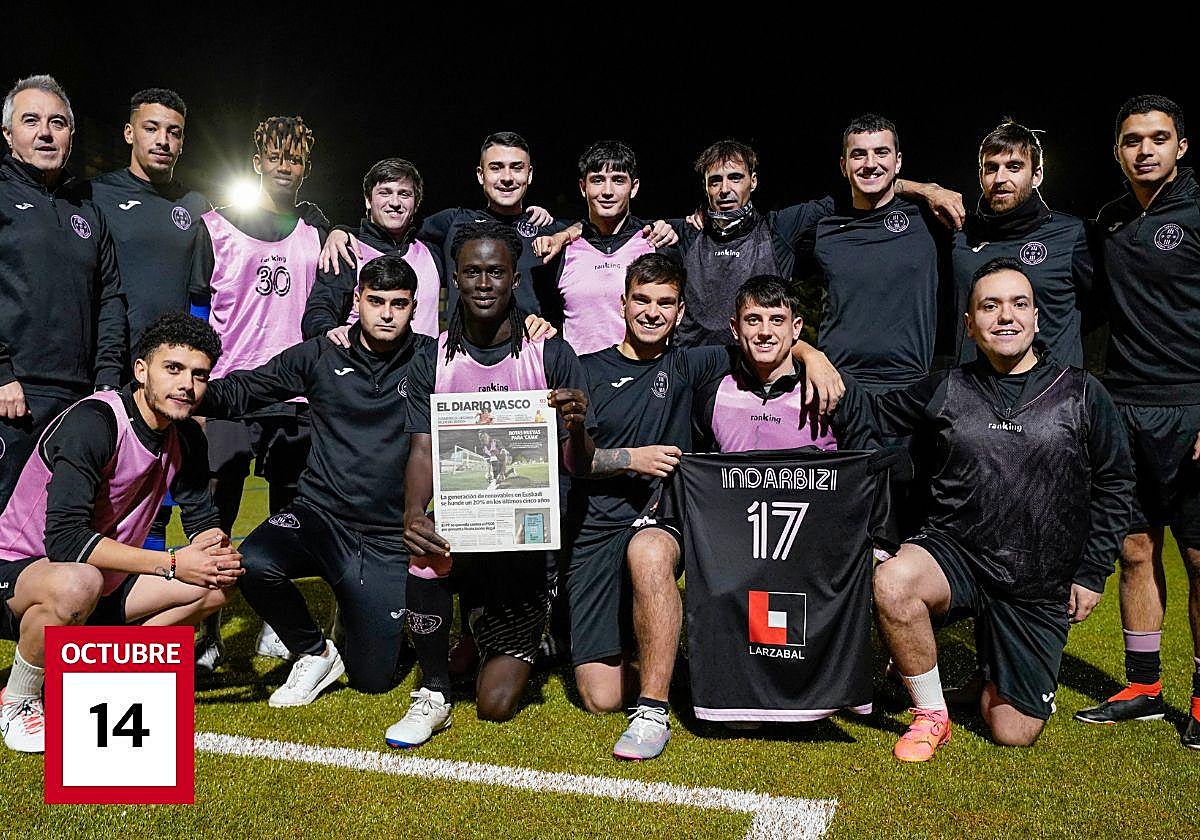 La plantilla del Indarbizi 17, con 'Cama' sujetando la portada de DV y sus compañeros la camiseta de Mikel, en un entrenamiento en el campo de fútbol de Trintxerpe.