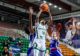 Sparkle Taylor lanza a canasta en la pista del Sassari, donde jugará el IDK el 16 de enero.