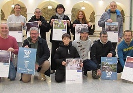 Varios de los autores de las fotos seleccionadas para el calendario y dos concejales ayer en Kulturate.
