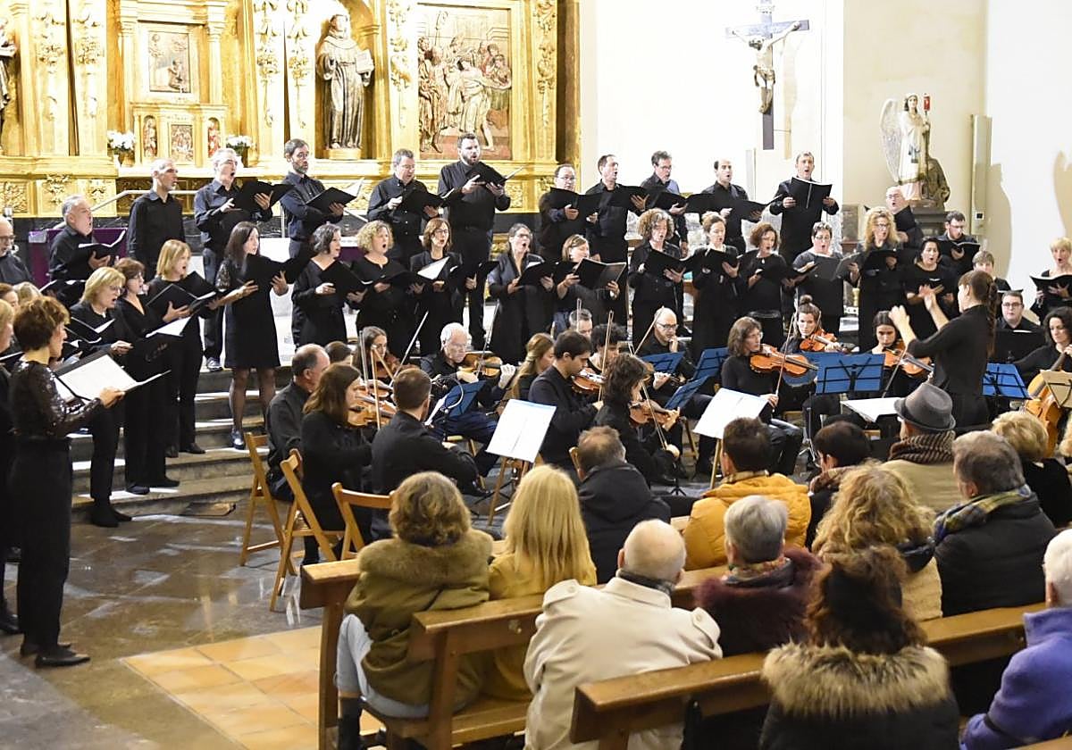 Fieles a su cita navideña, el coro Hodeiertz y la orquesta Arimaz ofrecerán el domingo un concierto en la iglesia San Francisco.