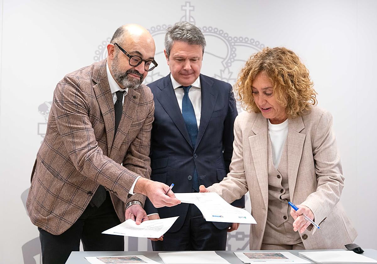 Pedro Marco (Adif), José Antonio Santano (Gobierno), y Susana García Chueca (Gobierno Vasco), durante la firma de la encomienda este viernes.