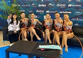 El conjunto sénior absoluto y la entrenadora Miriam Merino hacen el gesto característico de Katniss Everdeen, personaje de 'Los juegos del hambre'.