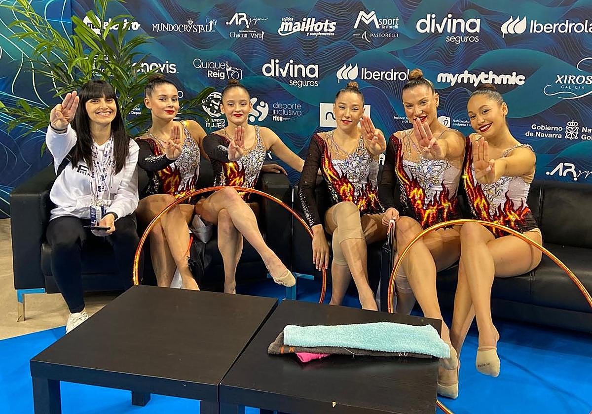 El conjunto sénior absoluto y la entrenadora Miriam Merino hacen el gesto característico de Katniss Everdeen, personaje de 'Los juegos del hambre'.