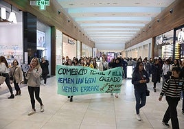 Protesta sindical en el centro comercial Garbera de Donostia.