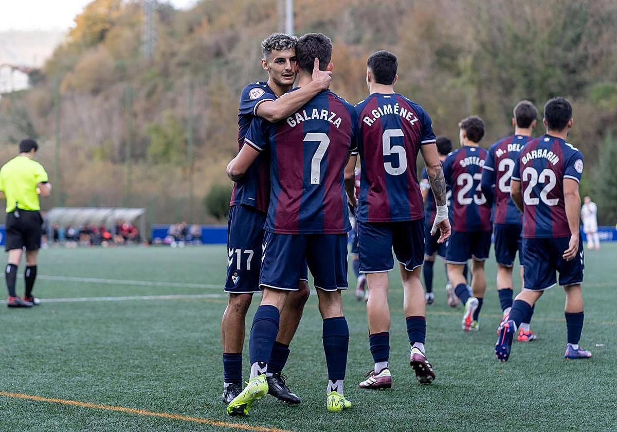 Aitor Galarza e Iker Zubiria se abrazan tras celebrar un gol en Unbe.