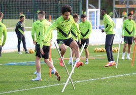 Kubo realiza un salto durante el entrenamiento de este viernes en Zubieta