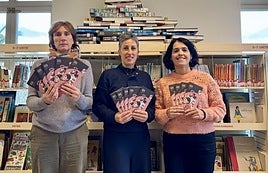 Sara Elortza (liburutegiko arduraduna), Irune Urbieta (Kultura zinegotzia) eta Nagore Irastorza (Kultura departamentuko arduraduna).