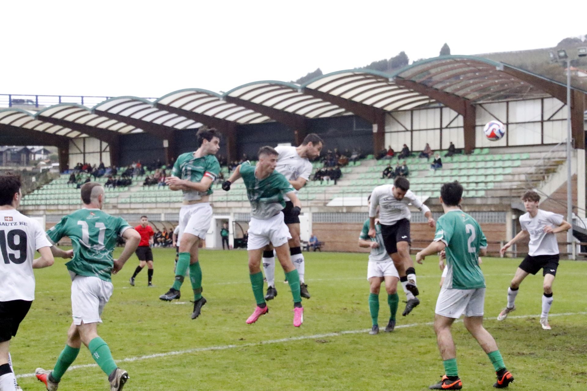 Manterola remata de cabeza a gol ante la mirada de Andreano y Peinador