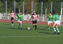 Una jugadora del 'Haundi' femenino conduce el balón en un partido disputado en Mintxeta