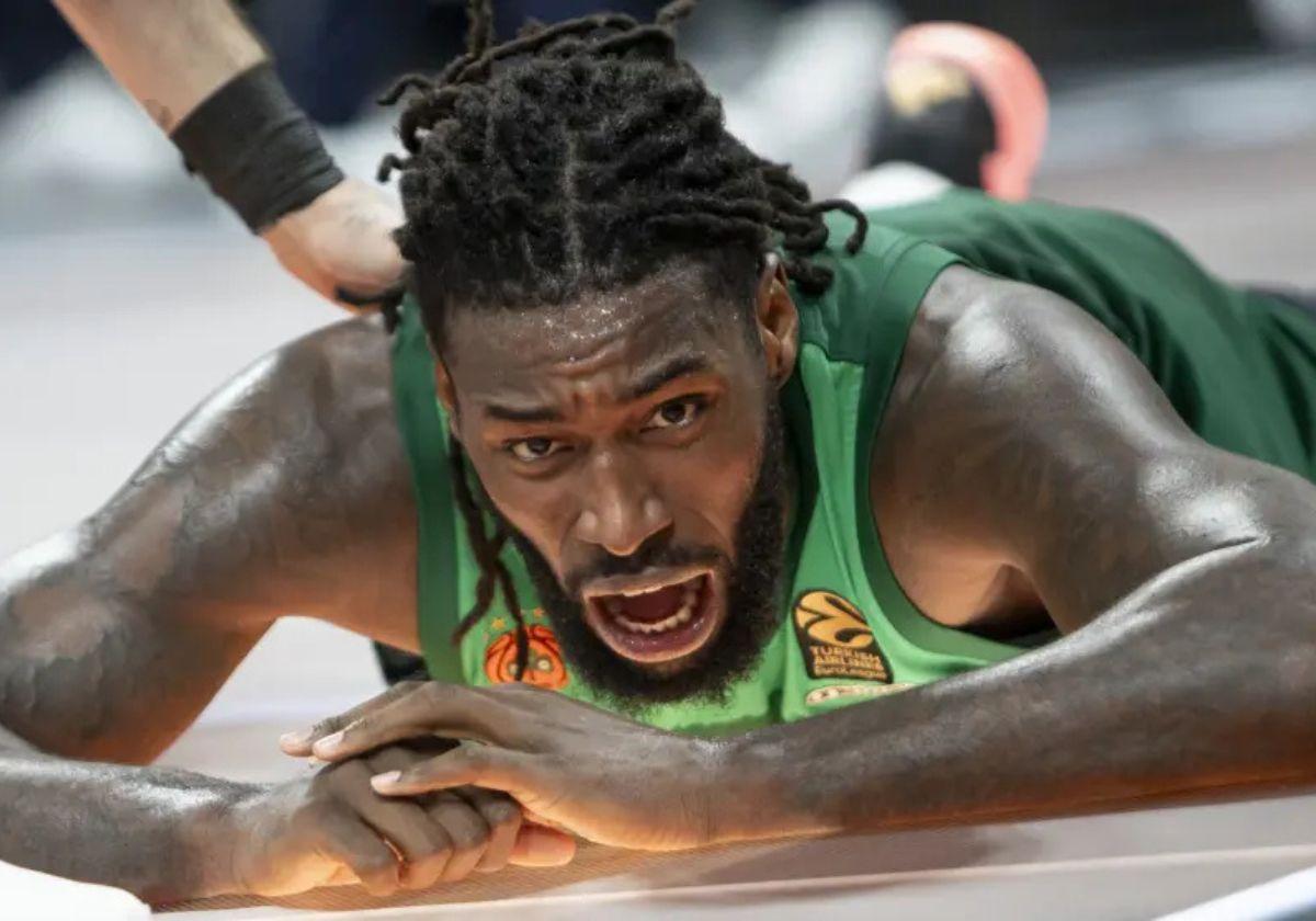 Mathias Lessort, tras sufrir una gravísima lesión en el encuentro del Panathinaikos contra el Baskonia.