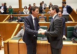 El consejero de Hacienda y Finanzas D'Anjou y el lehendakari Pradales se estrechan las manos tras el pleno que ha aprobado los Presupuestos para 2025.