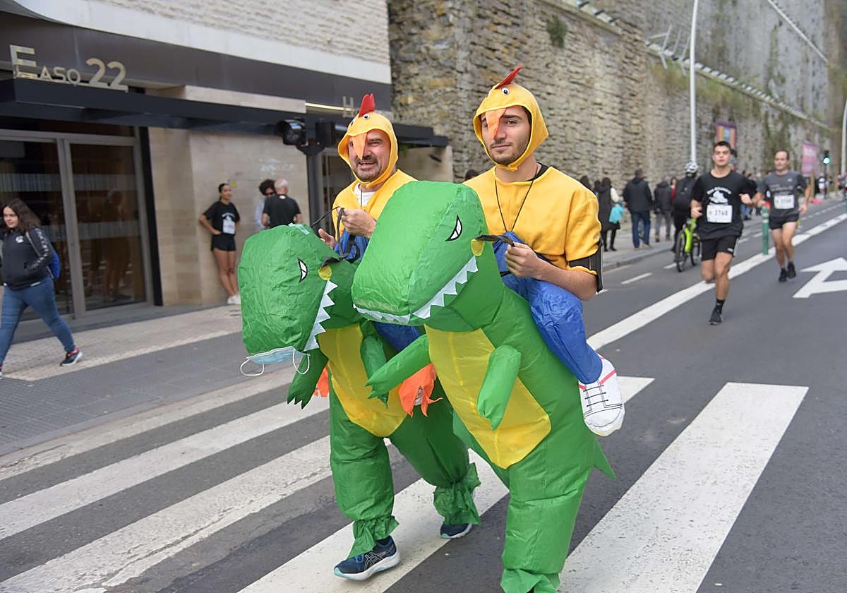 Dos participantes disfrazados en una edición anterior de la San Silvestre de Donostia