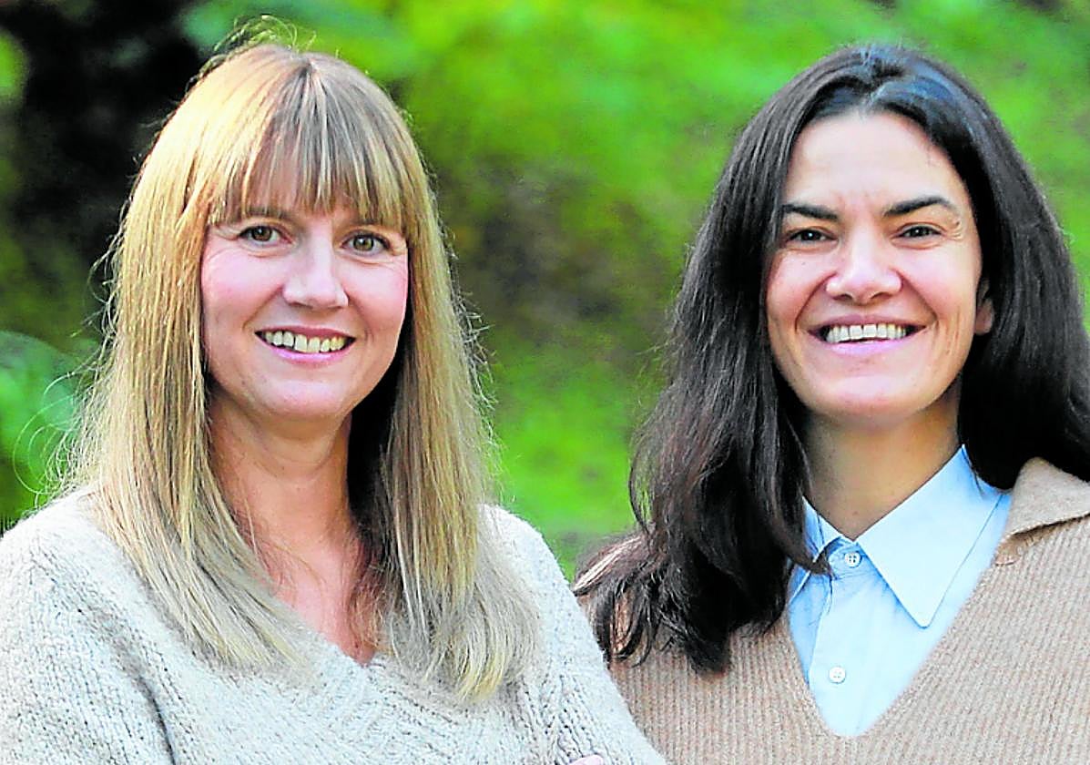 La periodista Nerea Kortabitarte y la ilustradora Zuriñe Uriarte.