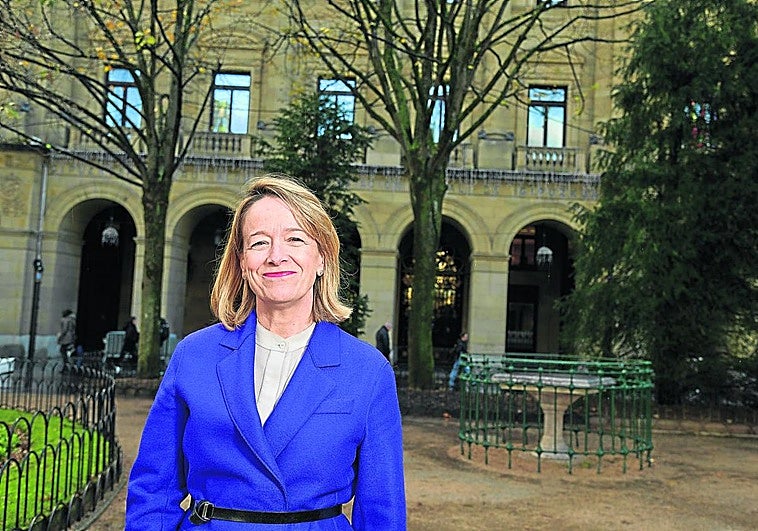 La diputada general de Gipuzkoa, Eider Mendoza, este viernes frente a la Diputación tras haber aprobado los primeros Presupuestos de su legislatura.