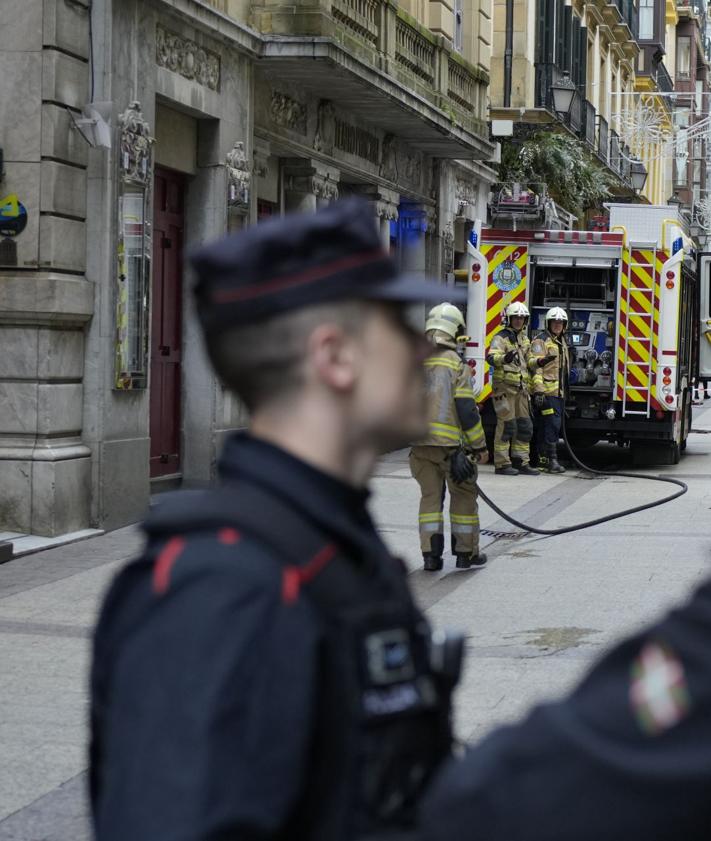 Imagen secundaria 2 - El fuego se ha originado en un bar de la calle Embeltrán y se ha tenido que cortar también la calle Mayor.
