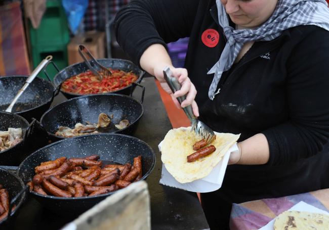 El talo con txistorra, el manjar más preciado de la feria