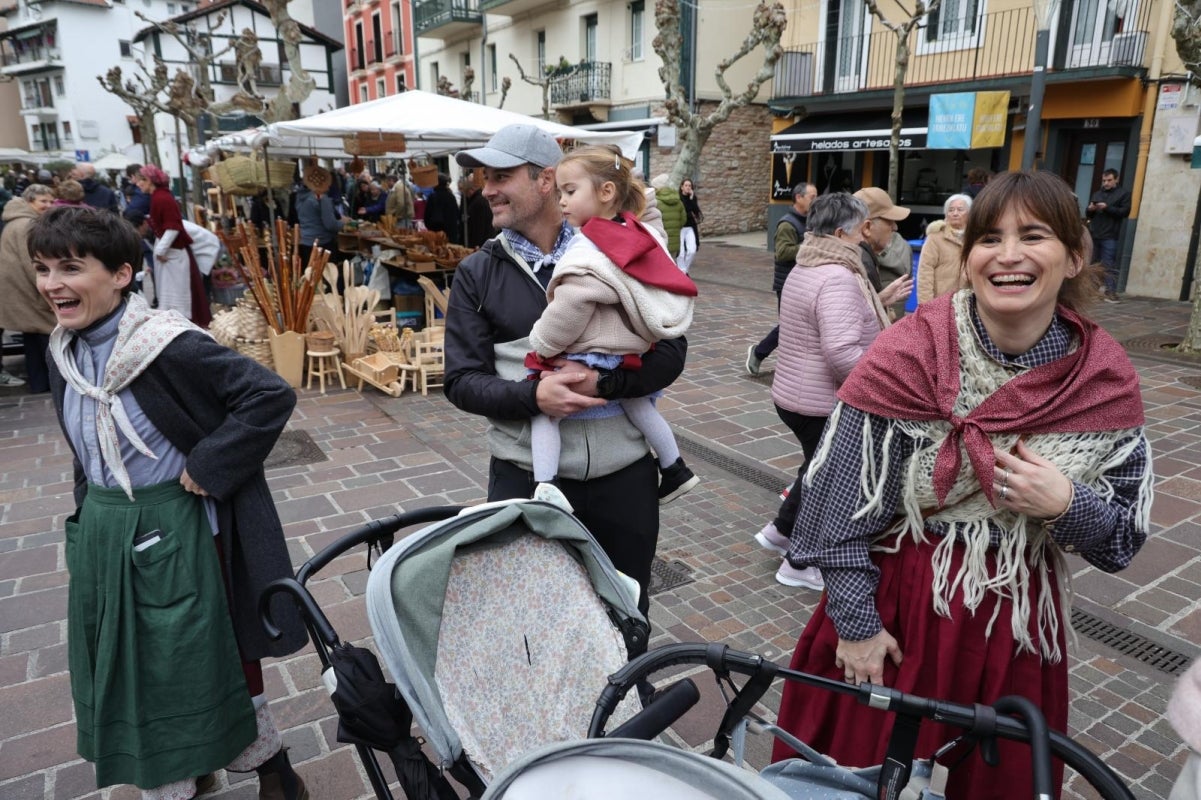 Hondarribia disfruta de su feria de Santo Tomás