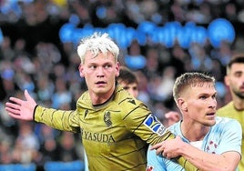 Orri Óskarsson, sujetado por el defensa sueco Carl Starfelt, ayer en el estadio de Balaídos de Vigo