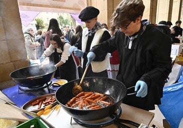 Fotos: A por la txistorra y la sidra en un gran ambiente festivo