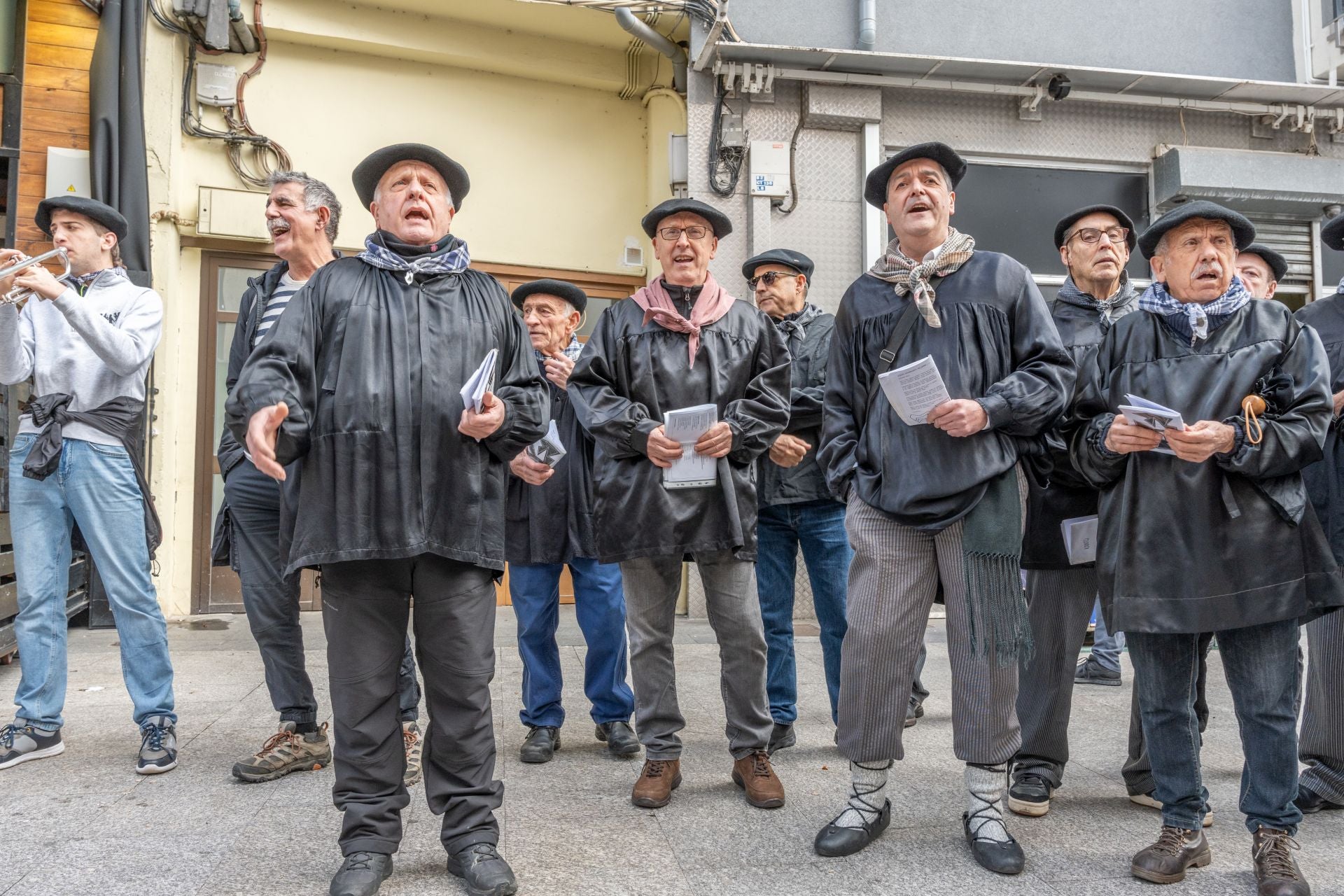 Los lasarteoriatarras disfrutan de Santo Tomás en su particular Okendo plaza