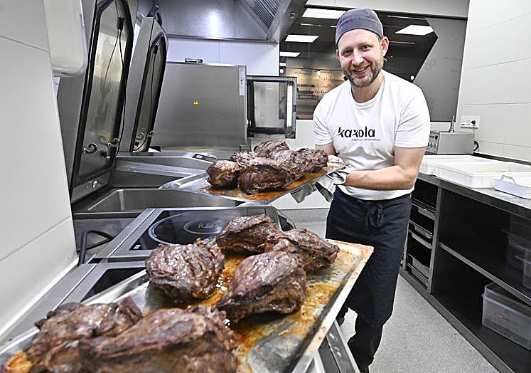 Iker Markinez prepara carrilleras en las cocinas de Kaxola en Beasain.