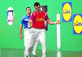 Joseba Ezkurdia suelta un derechazo ante Jon Ander Albisu ayer en el Labrit.