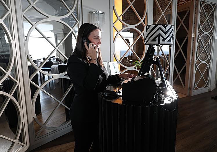 Aida Fernández atiende las reservas de los clientes interesados en comer o cenar en el hotel.