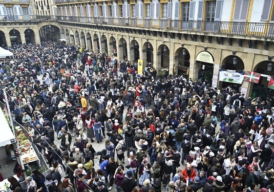 La plaza de la Constitución en Donostia llena de gente.