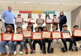 Los ganadores, junto a los representantes municipales de Urretxu y Zumarraga en la entrega de premios.