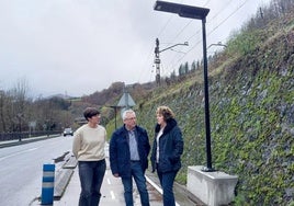 Garmendia, Asensio y Sorarrain junto a una de las luminarias.