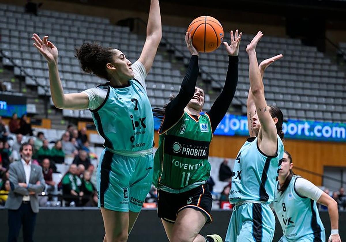 Becker tapone un tiro de Bermejo.