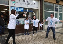 Alegría en la juguetería Txiribin Txaraban de Pasai Antxo, donde se han vendido 3 décimos del tercer premio