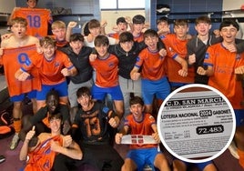 Chavales del club deportivo San Marcial y en miniatura las participaciones que han vendido para la Lotería de Navidad y que han sido premiadas