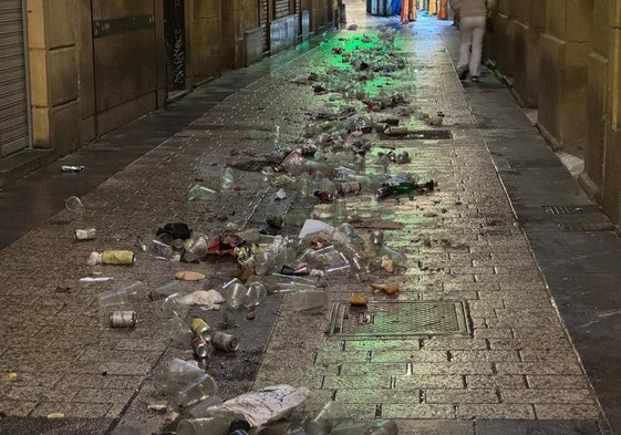 Basura acumulada en la Parte Vieja de Donostia tras Santo Tomás.