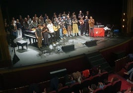 Imagen final de los participantes en el concierto de Navidad de Discos Mon Oncle en el Principal.