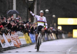 Van der Poel celebra su victoria en el Superprestigio de Mol.