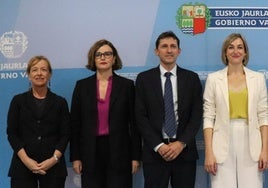 El consejero de Hacienda del Gobierno Vasco, Noël D'Anjou, junto a la consejera de Gobernanza, María Ubarretxena, y las diputadas generales de Gipuzkoa y Bizkaia, Eider Mendoza y Elixabete Etxanobe.