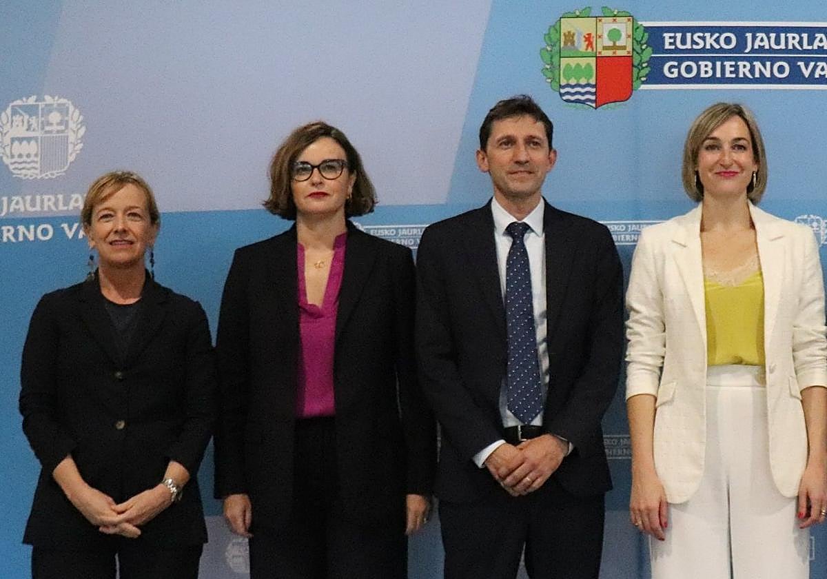 El consejero de Hacienda del Gobierno Vasco, Noël D'Anjou, junto a la consejera de Gobernanza, María Ubarretxena, y las diputadas generales de Gipuzkoa y Bizkaia, Eider Mendoza y Elixabete Etxanobe.