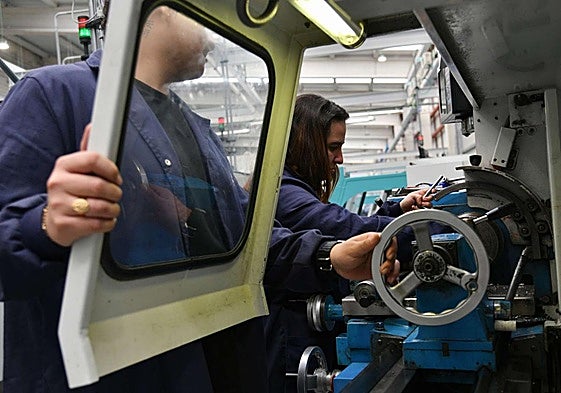 Alumnos de FP en plena clase práctica.