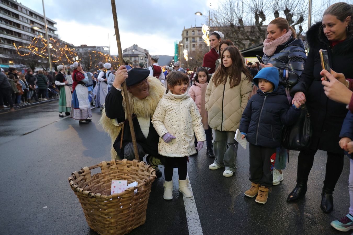 Olentzero visita a los niños de Irun