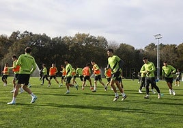 Los jugadores de la Real, en un entrenamiento en Zubieta