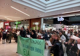 Trabajadores cantaron villancicos reivindicativos ante establecimientos de grandes firmas textiles en el centro comercial Garbera de Donostia.