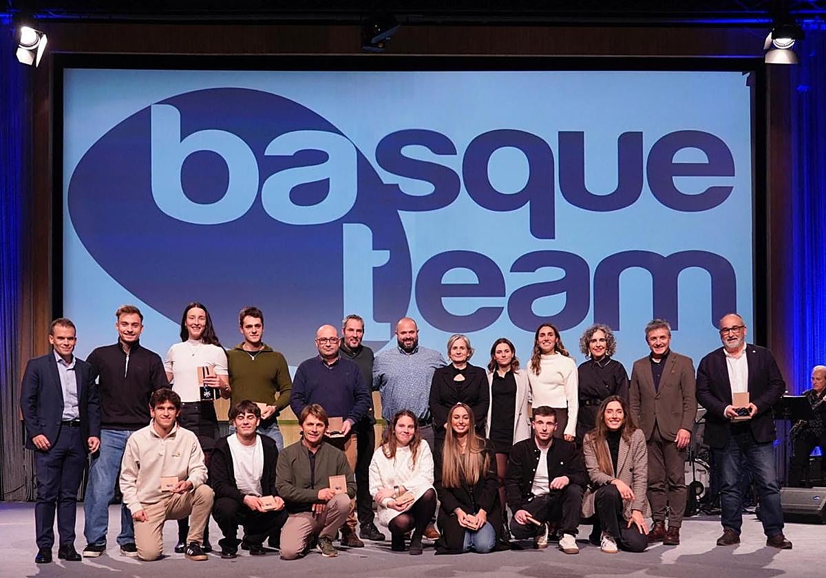 Los homenajeados posan en la gala celebrada en Bilbao.